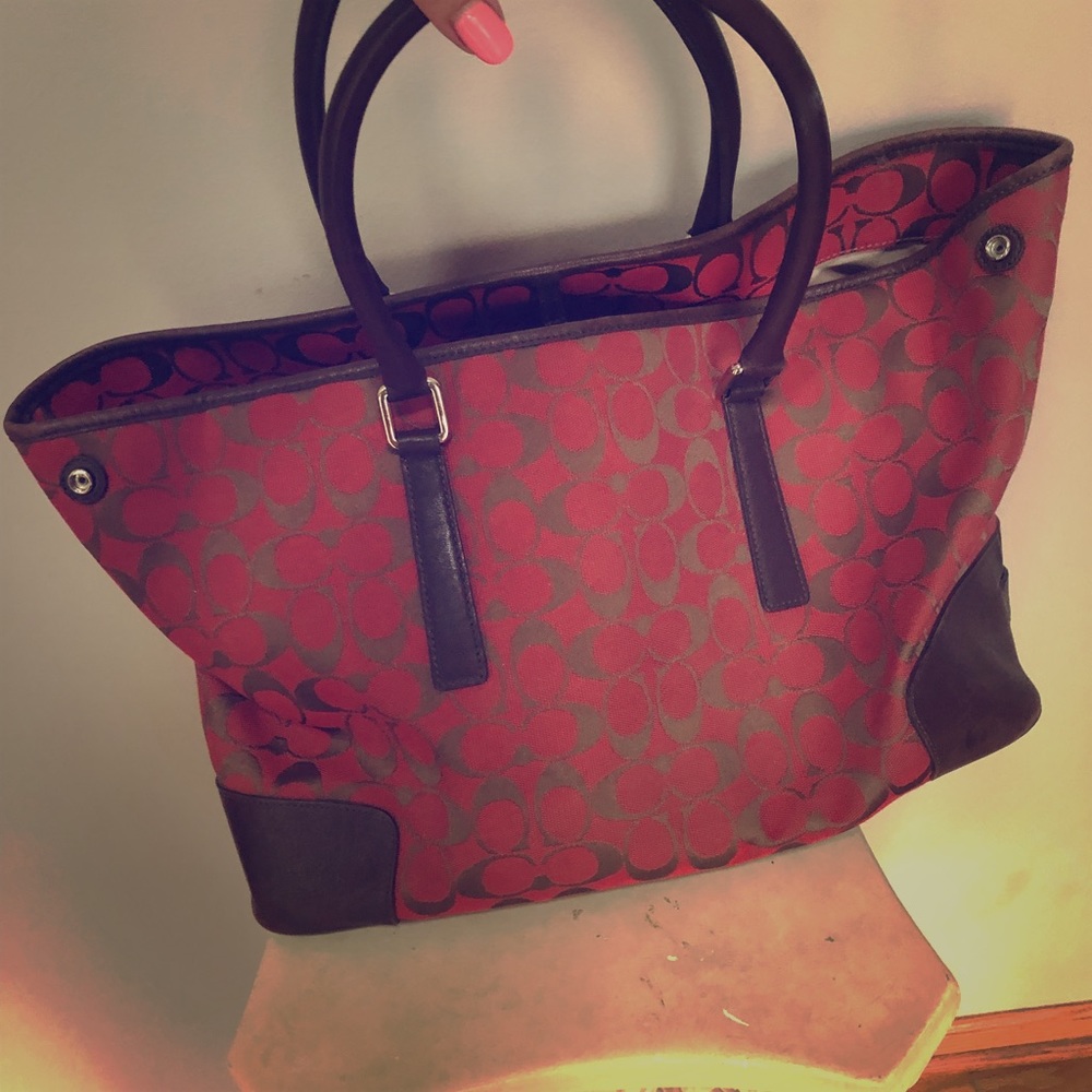 Coach signature Tote. Brown and red.